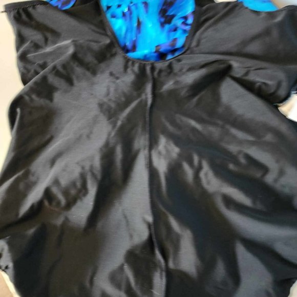 EUC flatering and Stretchy One Piece Swimsuit - Picture 9 of 9